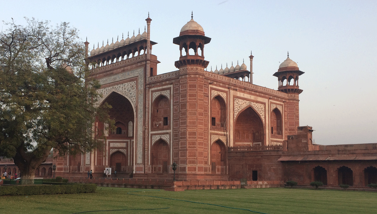 The main Gateway and entrance to the Taj Mahal