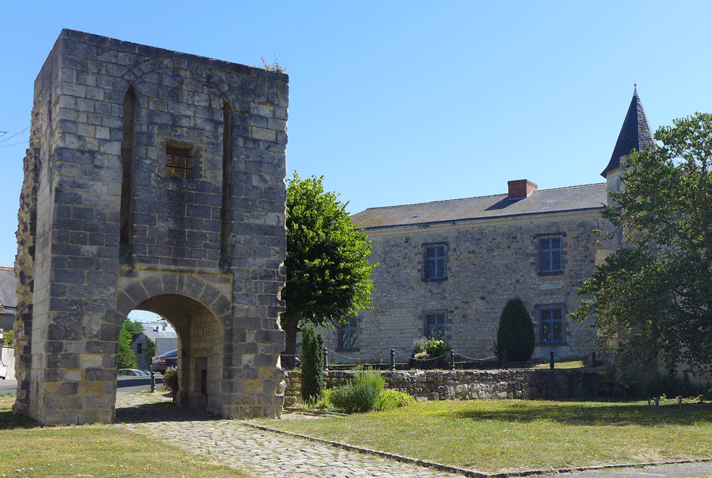 The tower and remains of the château in Sainte-Maure-de-Touraine