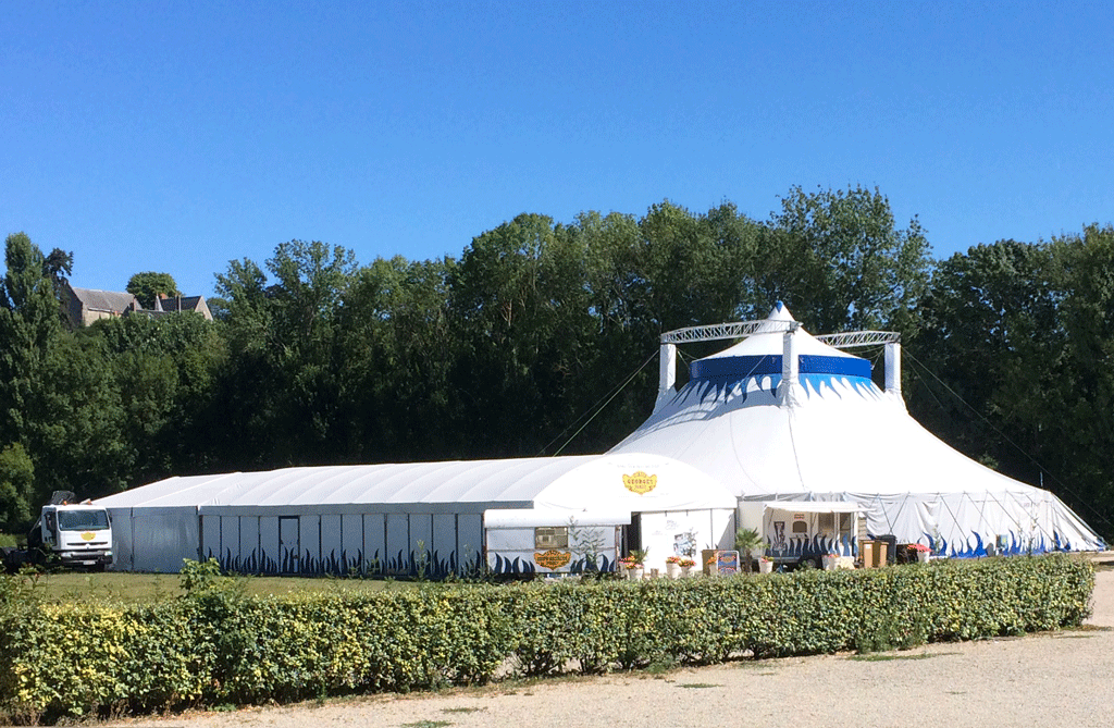 An itinerant circus in Luynes