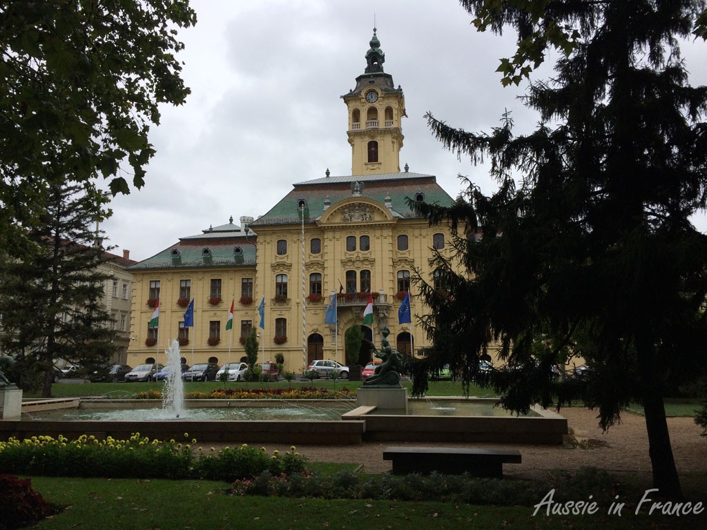 The town hall is the first building we see in Szedeg
