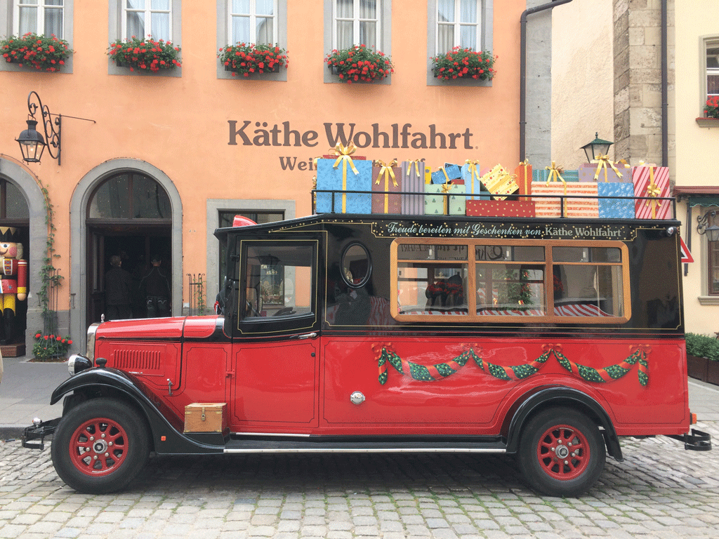 The oldy worldy car outside Käthe Wohlfahrt