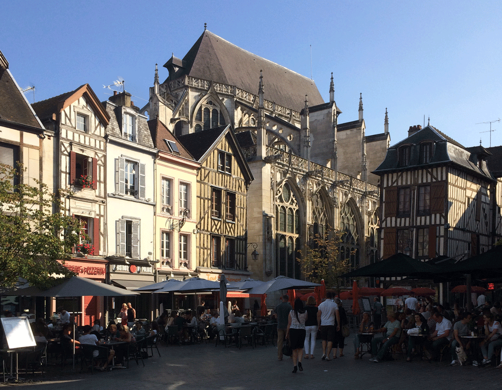 The main square at 5 pm on a Saturday in summer