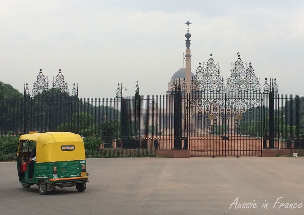 A tuk-tuk in front of the presidential palace