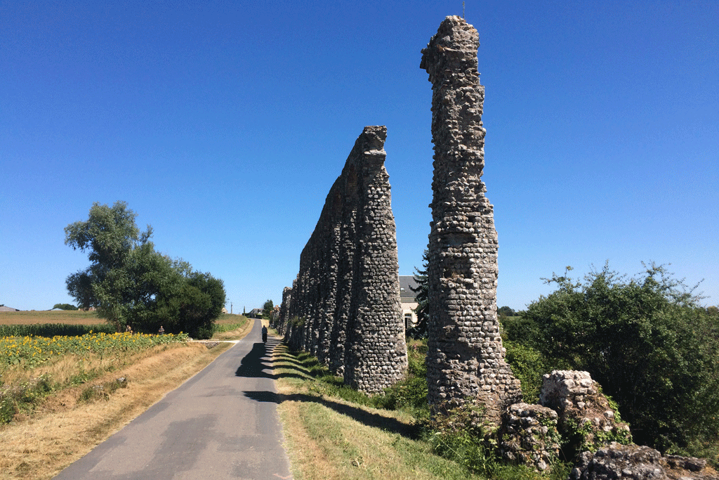 The approach to the aqueduct from the road