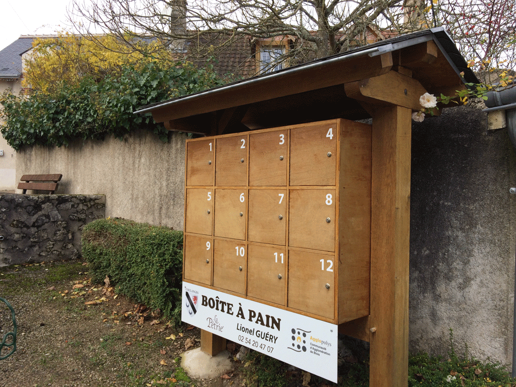 There are no shops so the bread is delivered from Chouzy-sur-Cisse 4 kilometers away.