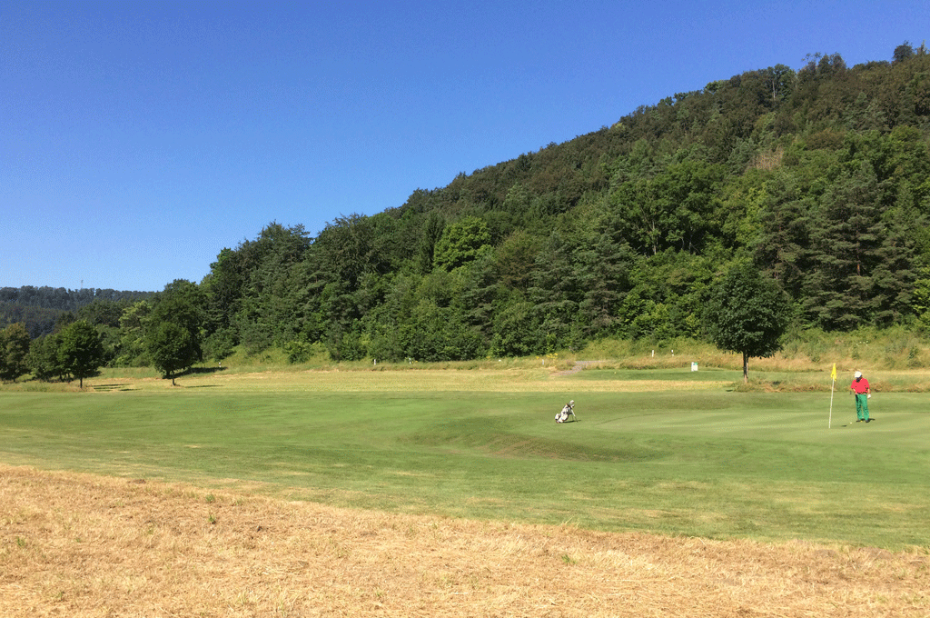 A golf course literally in the middle of nowhare