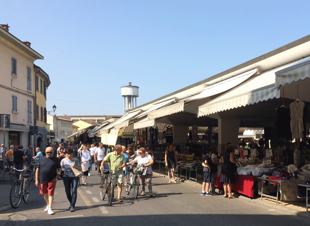 The surprisingly busy market in Crema