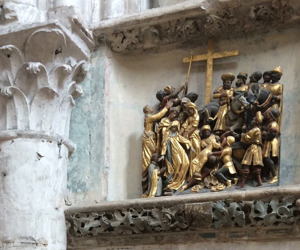 The painted wood calvary in Saint Madeleine church probably dates from the mid 16th century