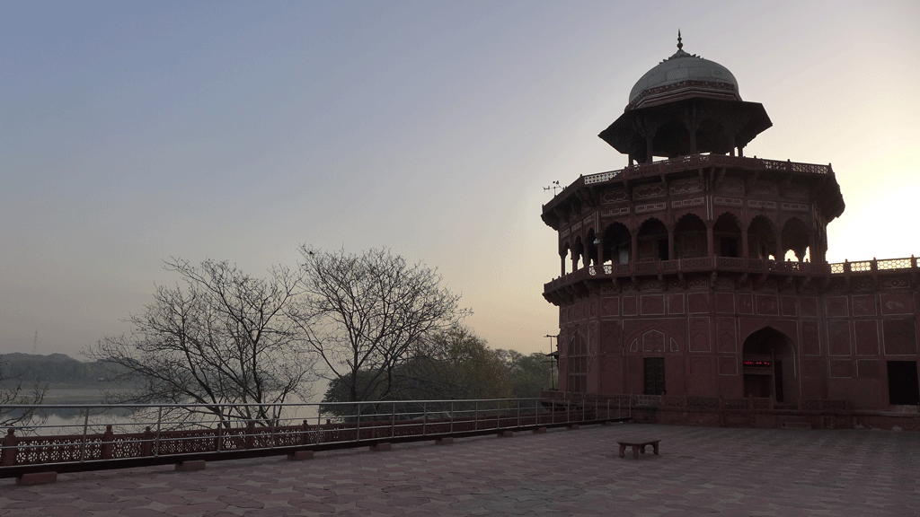 The side pavilion opposite the side façade