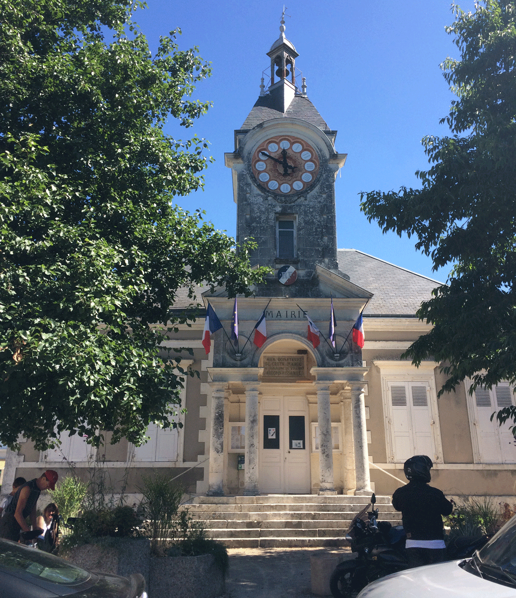 The town hall in Villiers-sur-Loir with its 2-metre diameter monumental clock