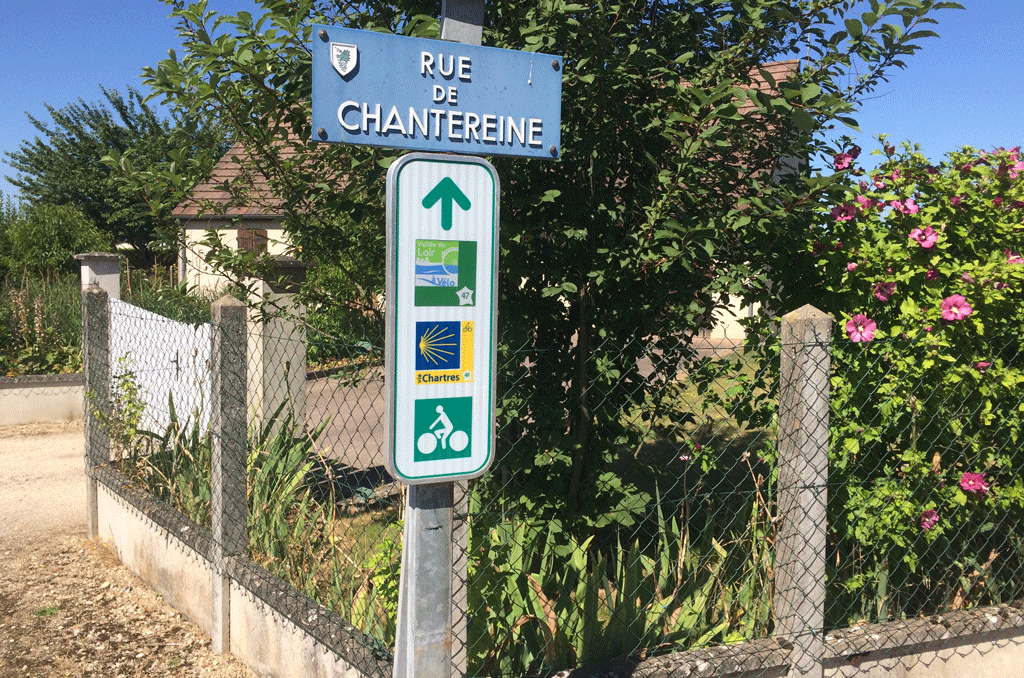 The bike and camino signs at Villiers-sur-Loir