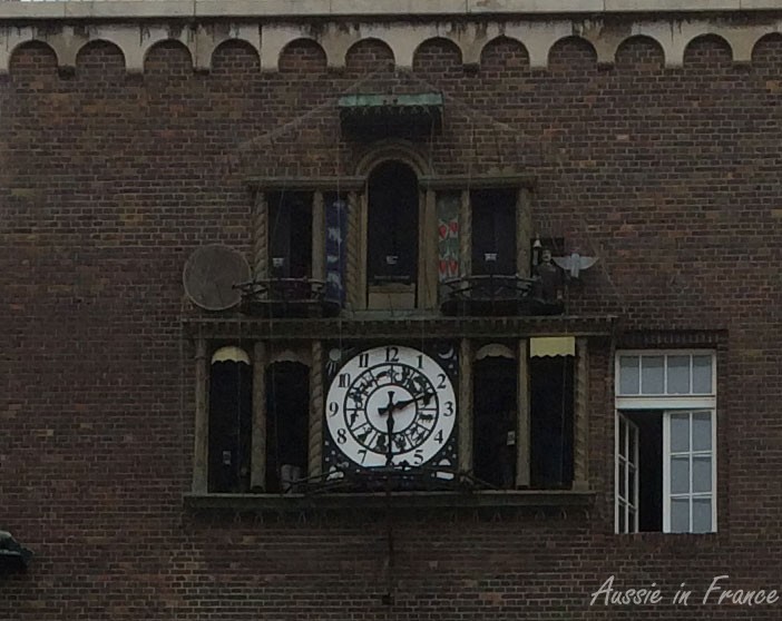 A musical clock built in 1936. Colourful figures representing students and academics come out at 12.15 and 5.45 pm every day.
