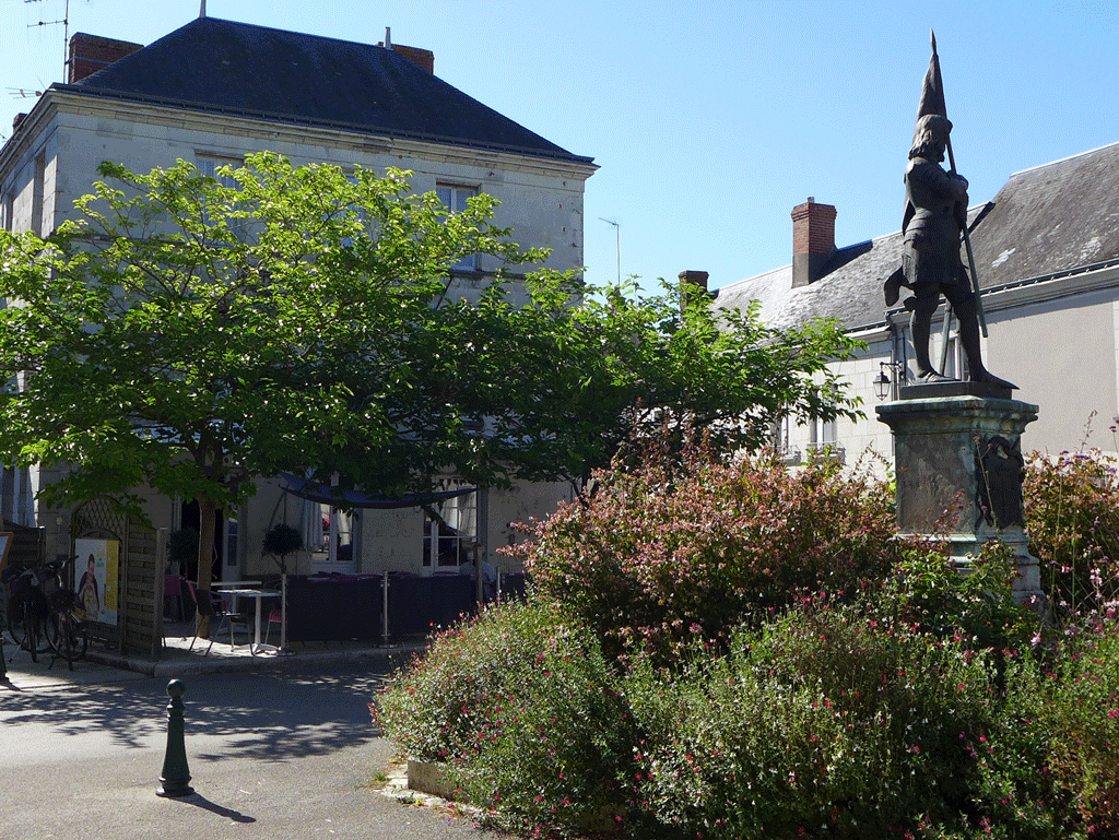 Joan of Arc in front of the Auberge Jeanne d'Arc in Sainte-Catherine-de-Fierbois