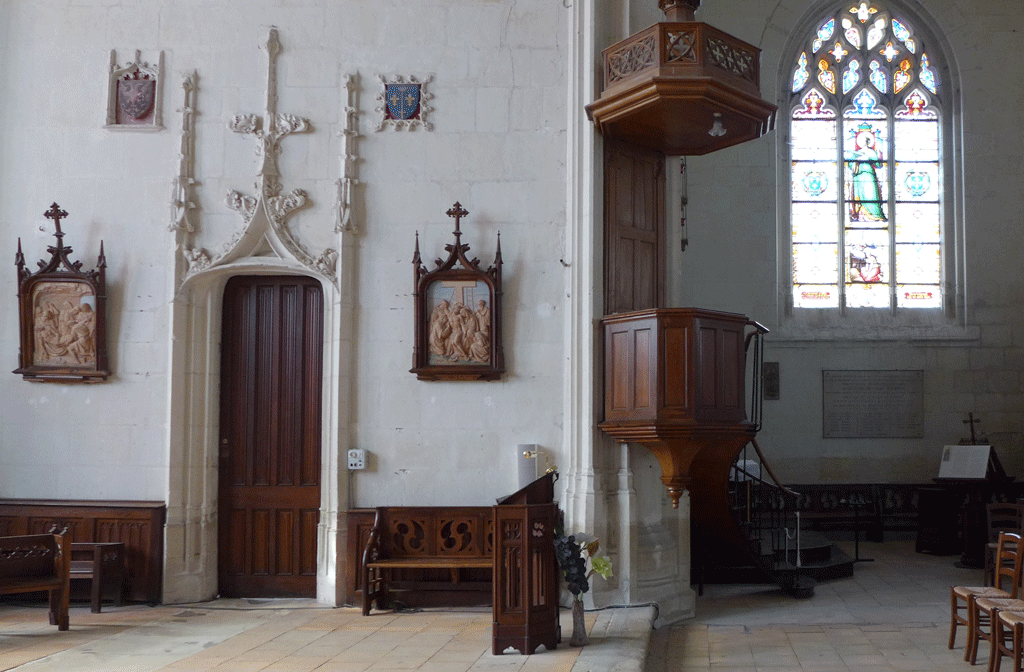 Inside the church you can see the flamboyant gothic door and on the right the stained glass window depicting Joan of Arc