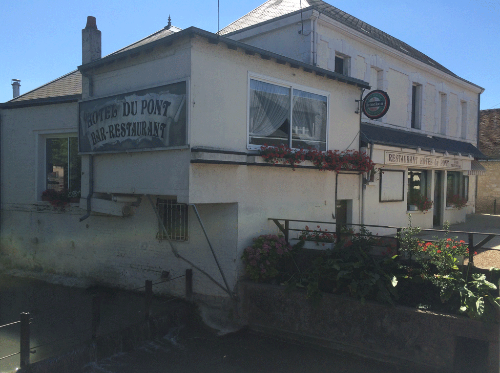 Hôtel du Pont bar and restaurant in Thoré