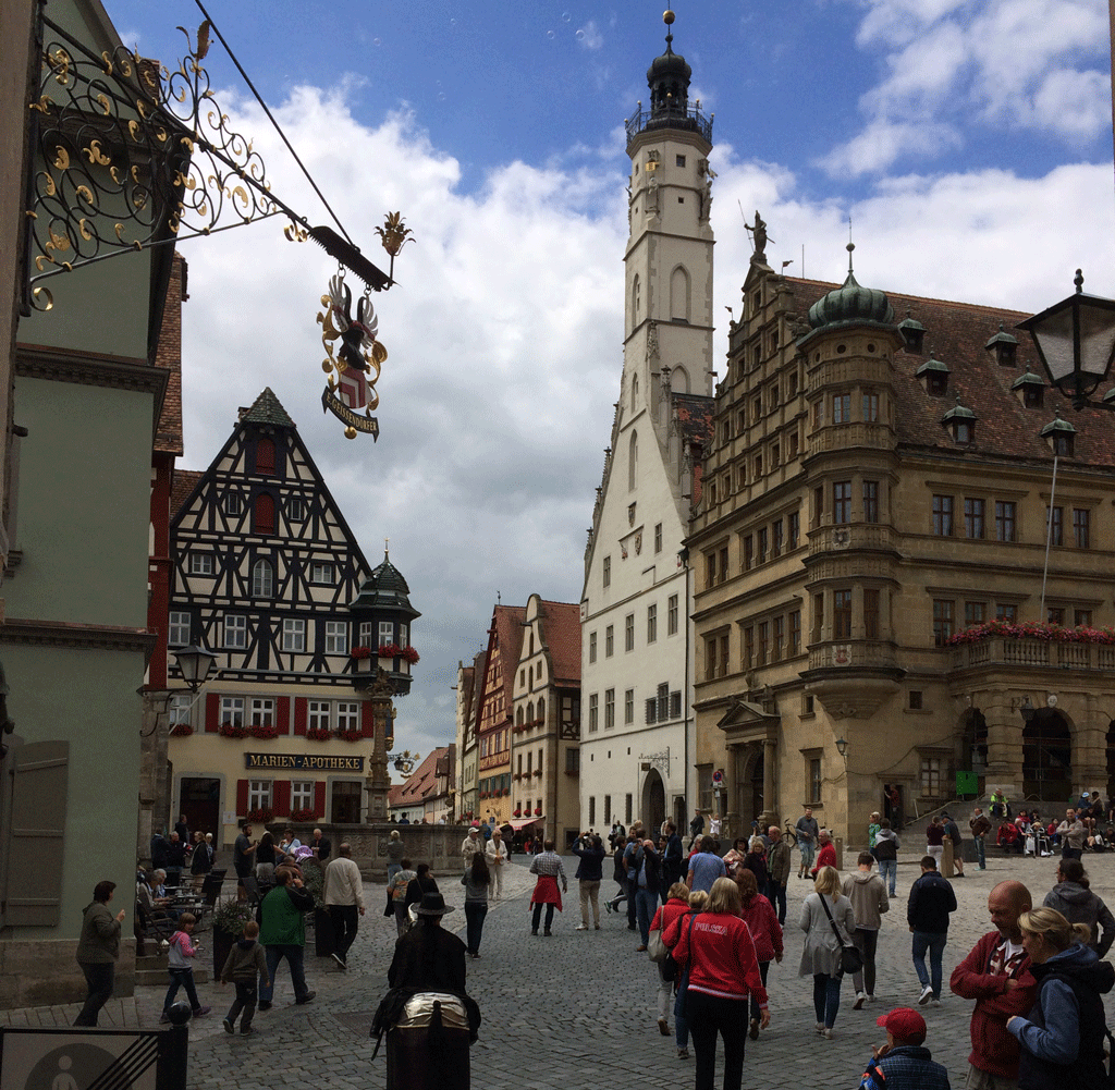 After lunch, the main square is considerably more crowded