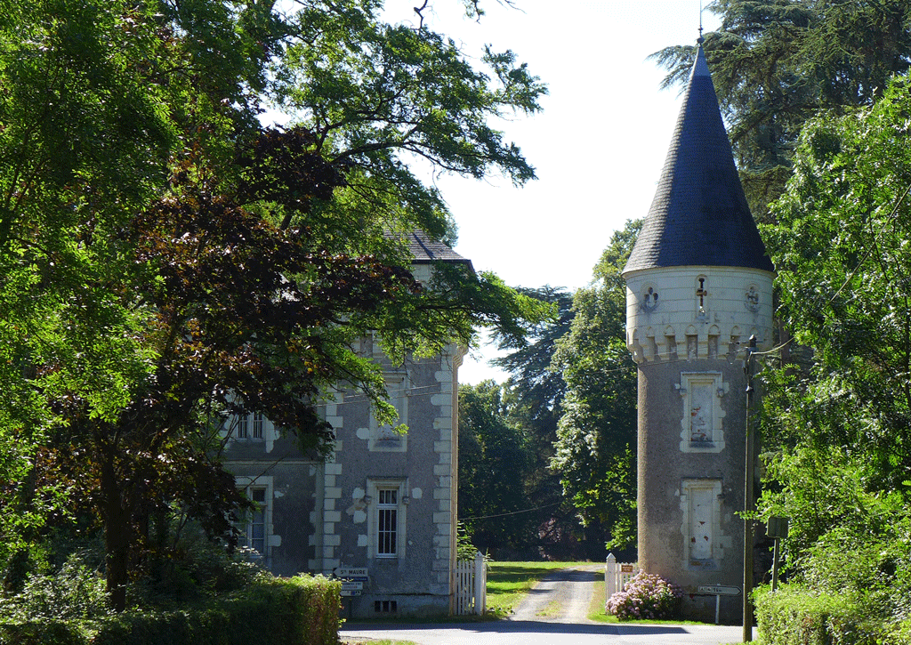 A more recent château on the road out of Sainte-Chaterine-de-Fierbois