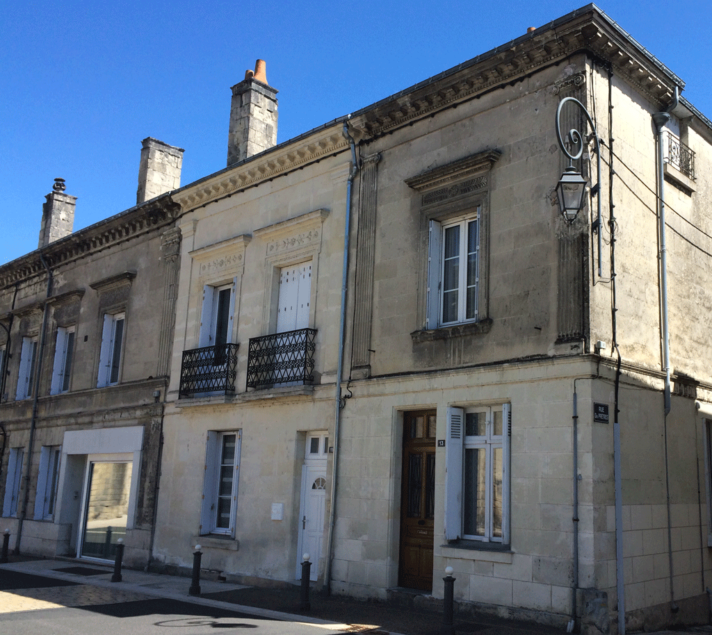The houses with their decorative friezes in Cinq-Mars
