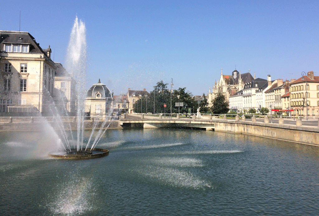 The fountain and préfecture