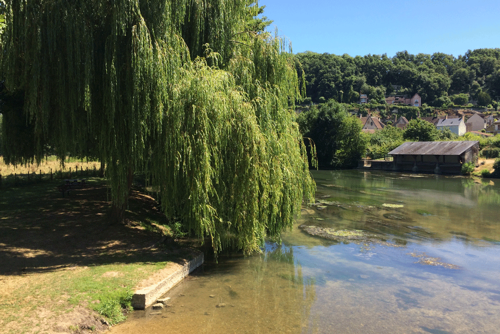 Alongside the river in Lavardin