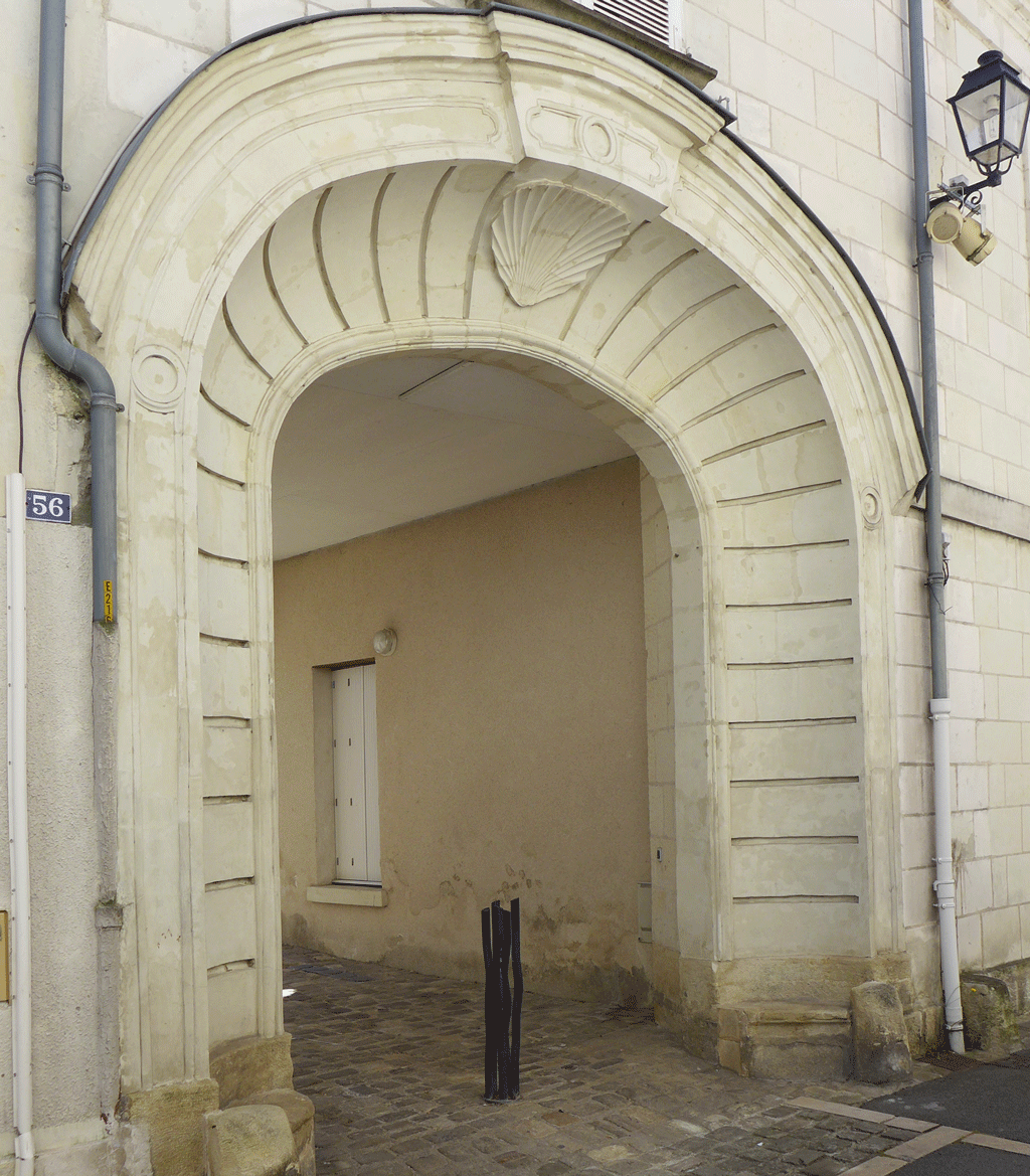 The entrance with the shell indicating the Camino route