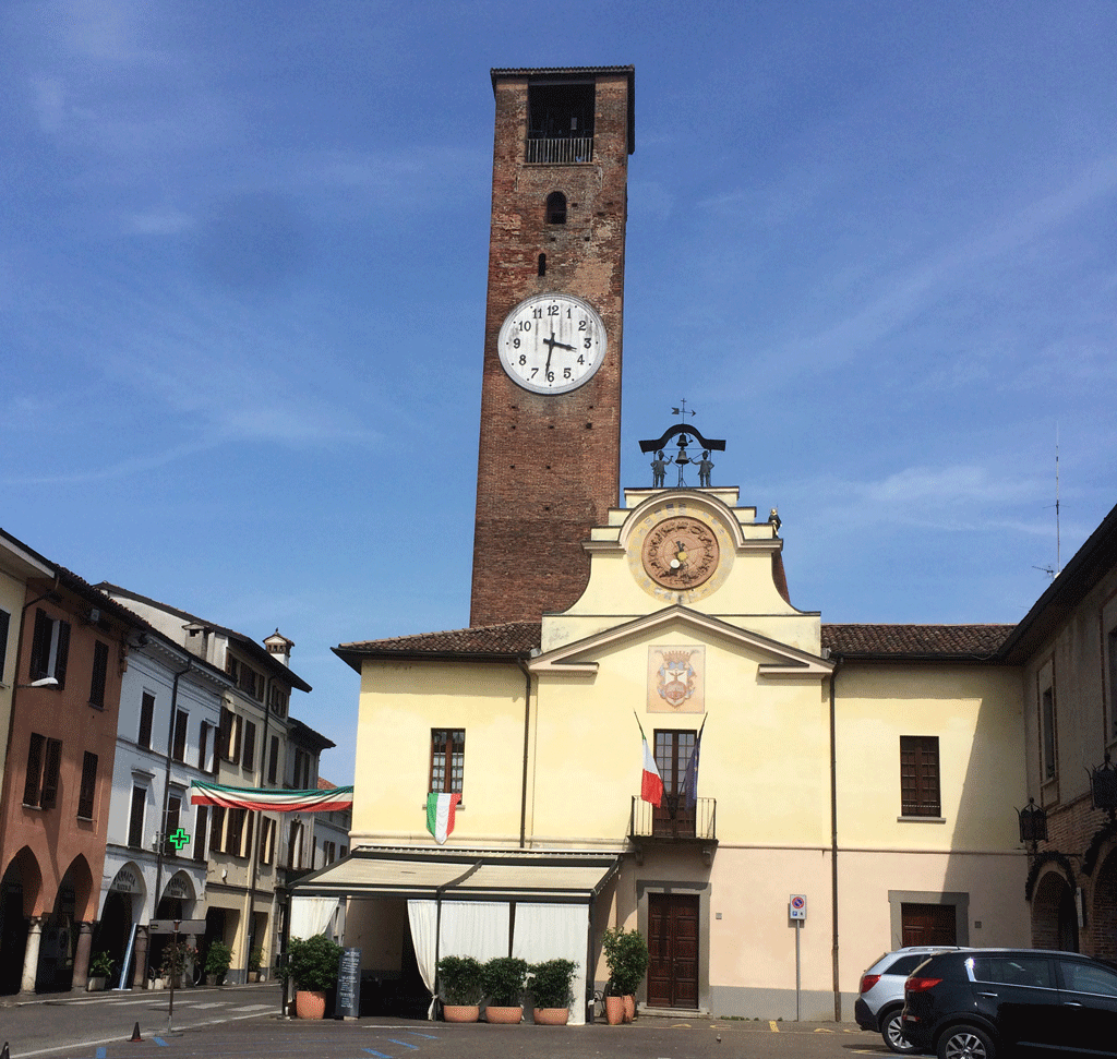 The main square in Soncino with our café on the left