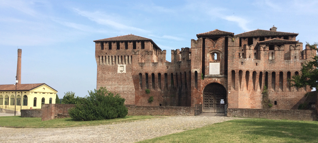 The castle in Soncino with the restored spinning mill on the left