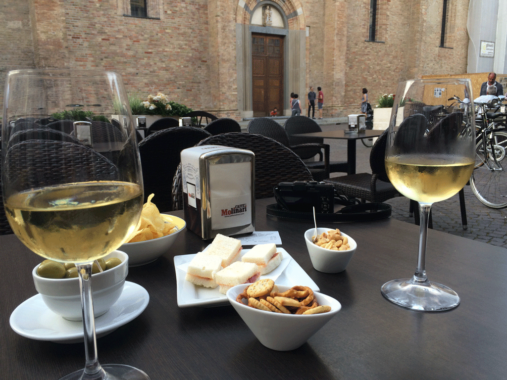 Aperitivo in the cathedral piazza in Crema