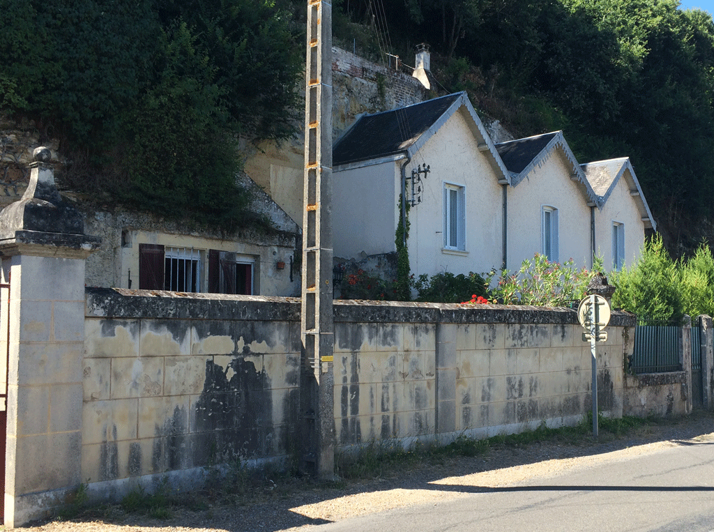 Another variation of troglodyte houses - these could be at the seaside!