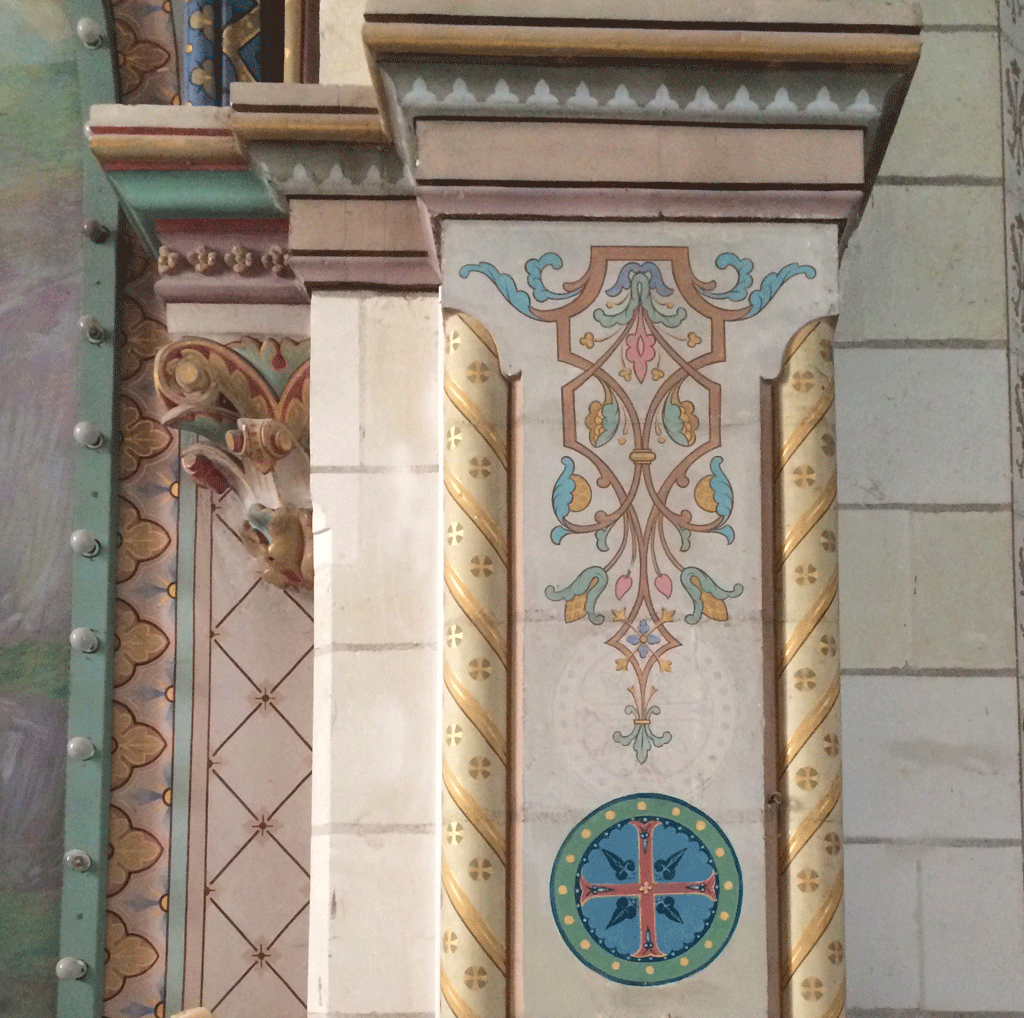 Painted pillars in Saint-Etienne