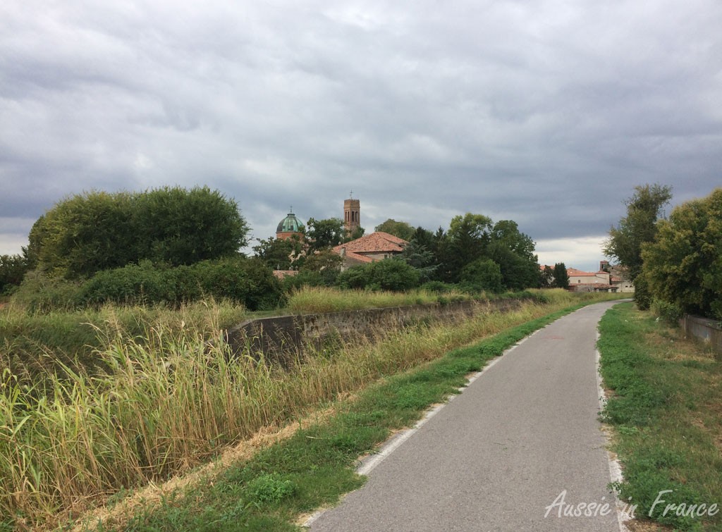 The sealed road approaching Este