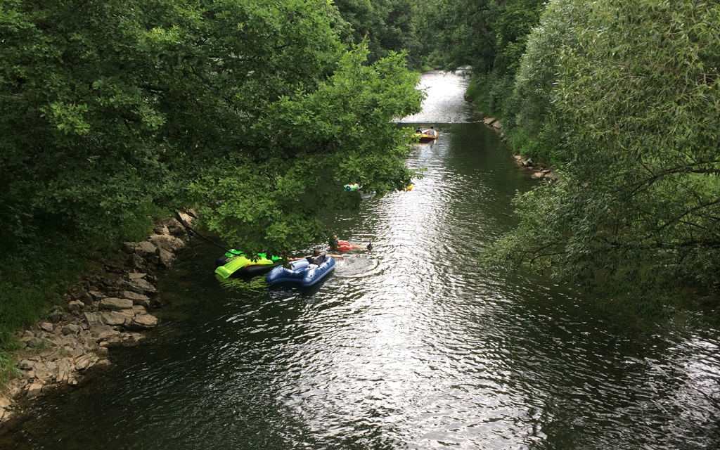 Kids on rafts from the fourth covered bridge just outside Oberndorf