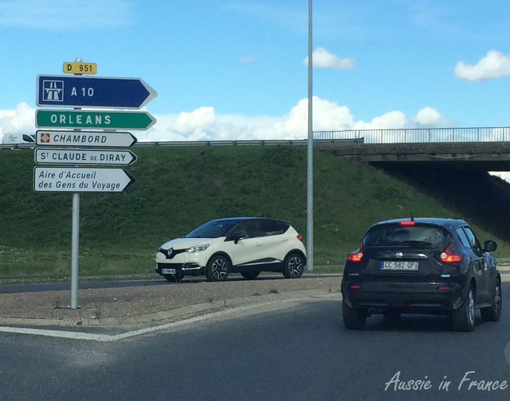 Sign pointing to an "aire d'accueil des gens du voyage" 