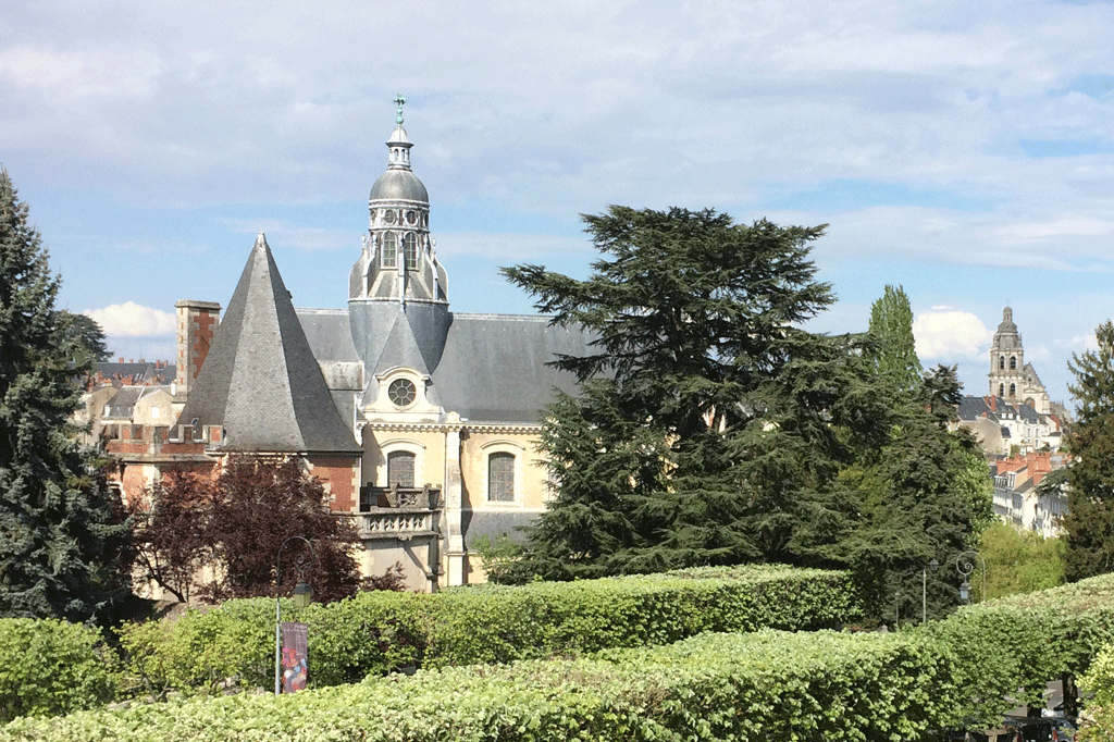 Anne de Bretagne pavilion on the left