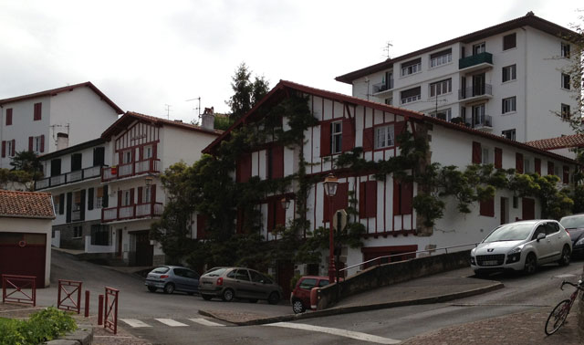 Apartments in Ciboure with traditional details