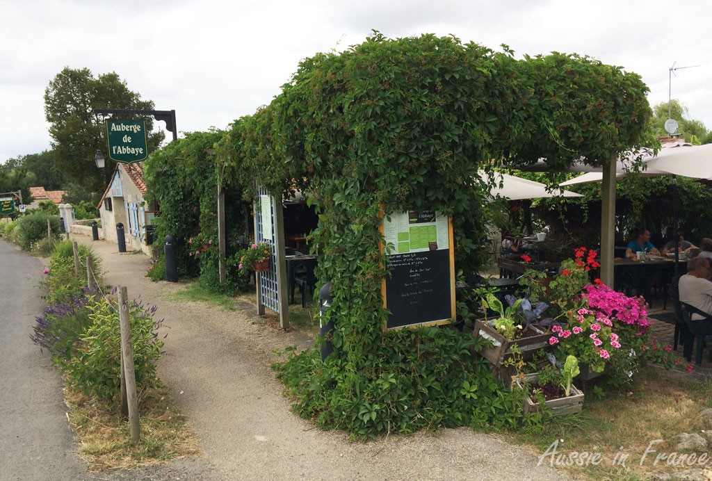 Auberge de l'Abbaye in Maillezais with its interesting floral and vegetable arrangement