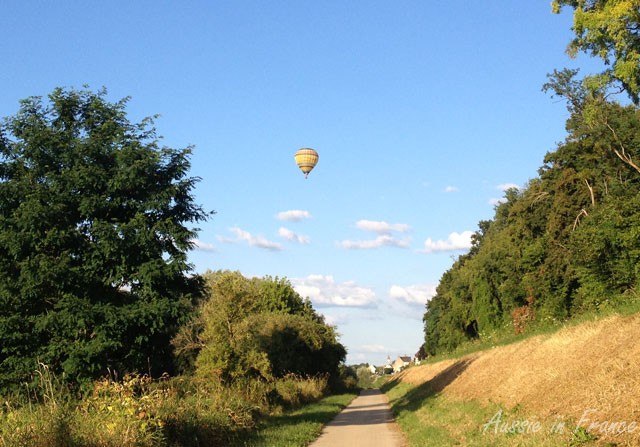 A hot air balloon on the bike path near Château de Chaumont