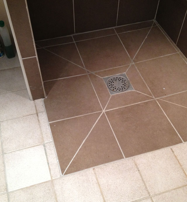 Curtainless shower with short wall