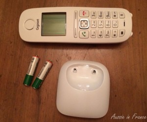 Téléphone avec base à batteries