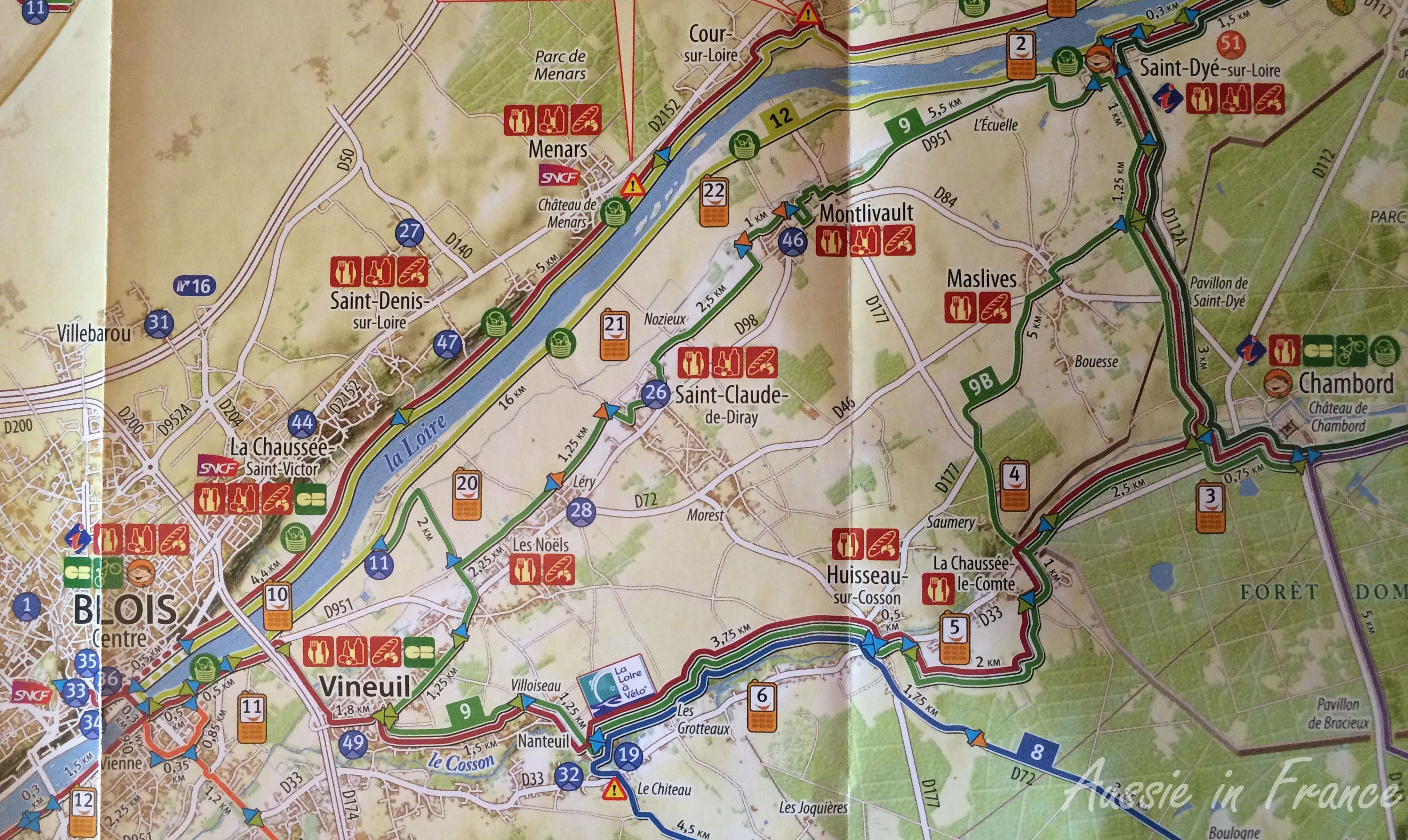 The Châteaux à vélo map, showing itinerary n°12, starting in Blois, just after the dotted line heading north-east. The ferry leaves about a centimetre north of the long arrow after Menars and arrives on the other side near Montlivault.