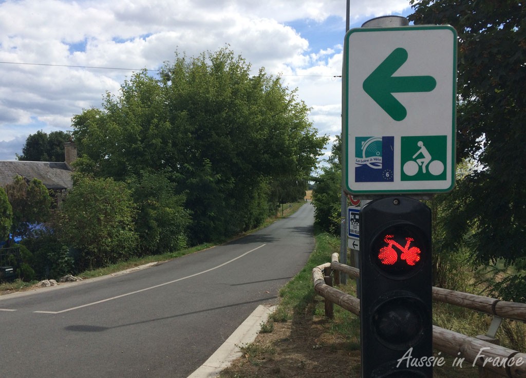 The special traffic light for bikes just outside Meung