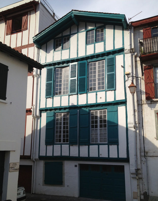 Blue details in Ciboure