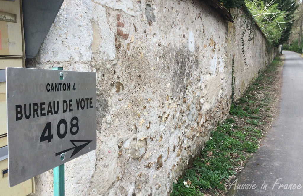 Sign pointing to voting bureau 408