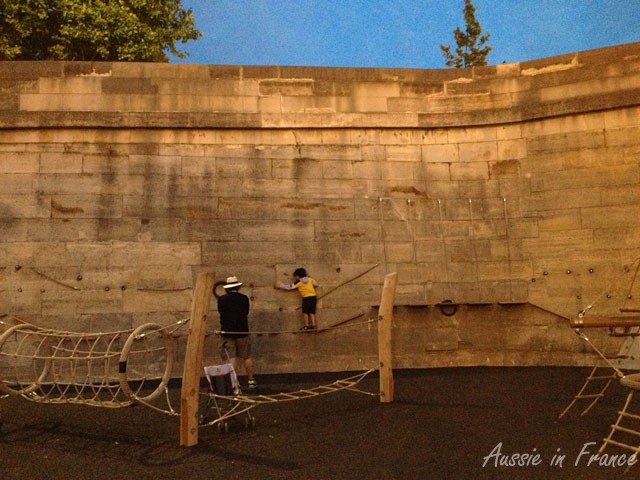 The climbing wall along Berges de la Seine