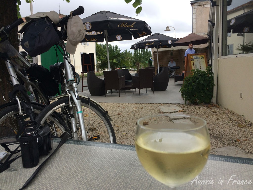 A much appreciated drink in Damvix after 52 K