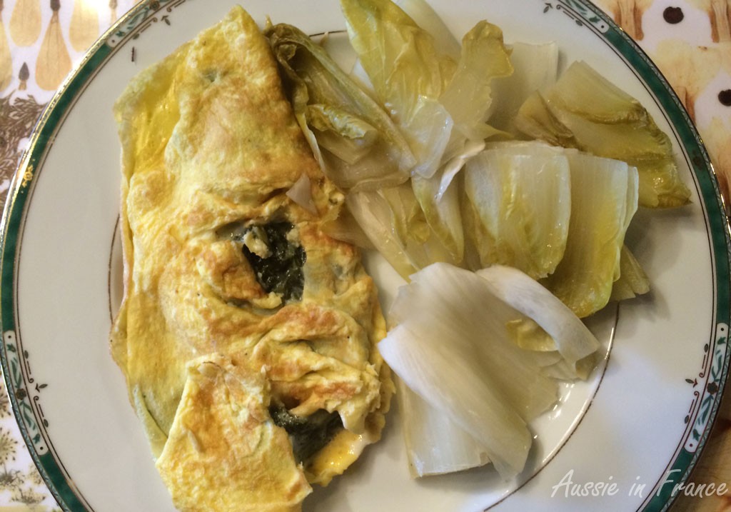 Déjeuner typique: omelette à l'oseille accompagnée d'endives vapeur