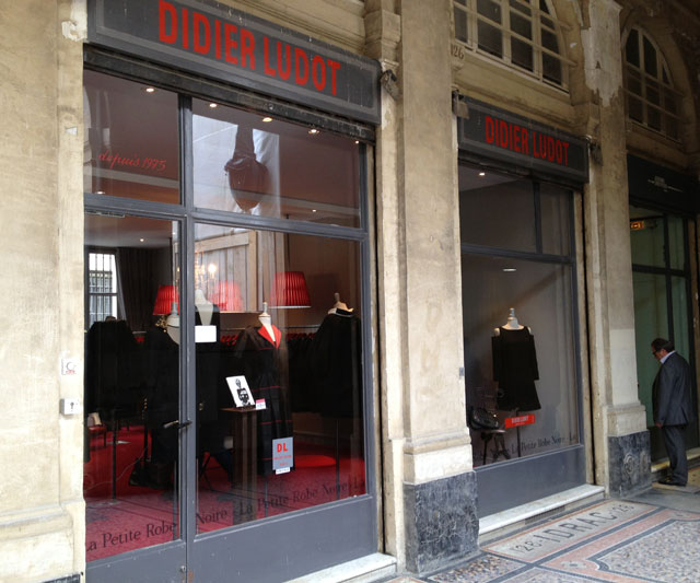 Une belle vitrine et porte vitrée pour faire du lèche vitrine dans la gallérie du Palais Royal