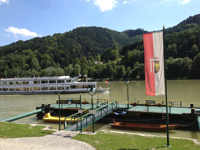 River traffic from the restaurant terrace at Gasthof Draxler
