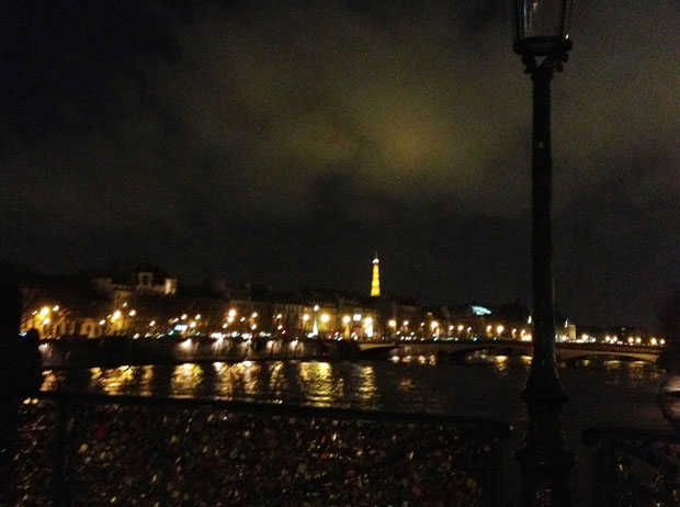 Eiffel Tower shimmering and shaking from the Pont des Arts