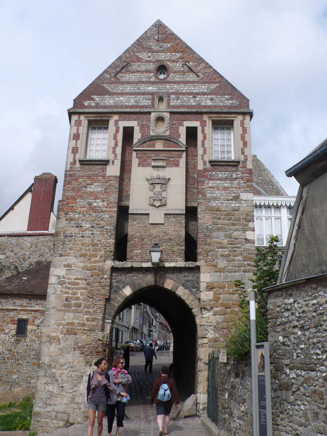 Entrance through the old remparts